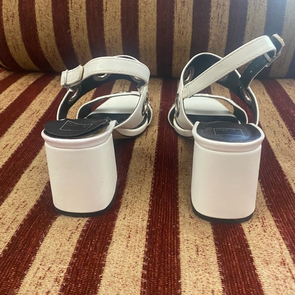 NWOT 14th & Union white sandals with silver ring embellishments, worn once 81/2. - Picture 5 of 9